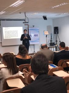 Ricardo Alexandre Costa, presidente da ACM e eleito para o Conselho Deliberativo da JUSPREV, durante apresentação na AMAB