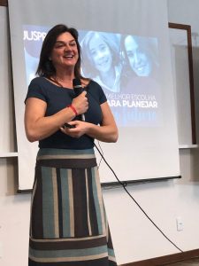 A gerente da JUSPREV, Deborah Maggio, durante apresentação sobre o PLANJUS