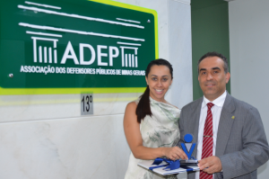 Presidente da ADEP-MG recebe livro e troféu comemorativo dos 10 anos da JUSPREV