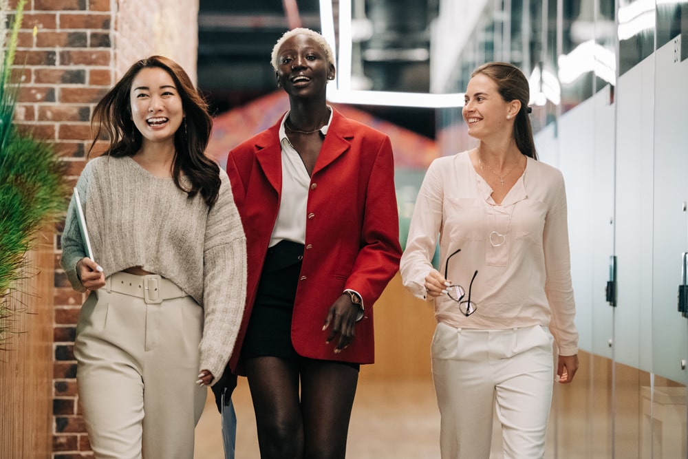 Mulheres em grupo fazendo anotações